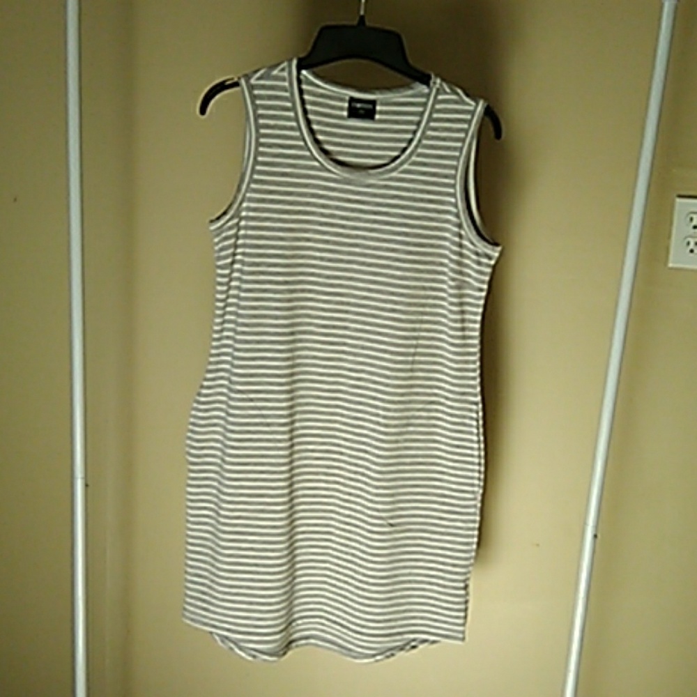 New 32 degrees dress size medium with side pocketr